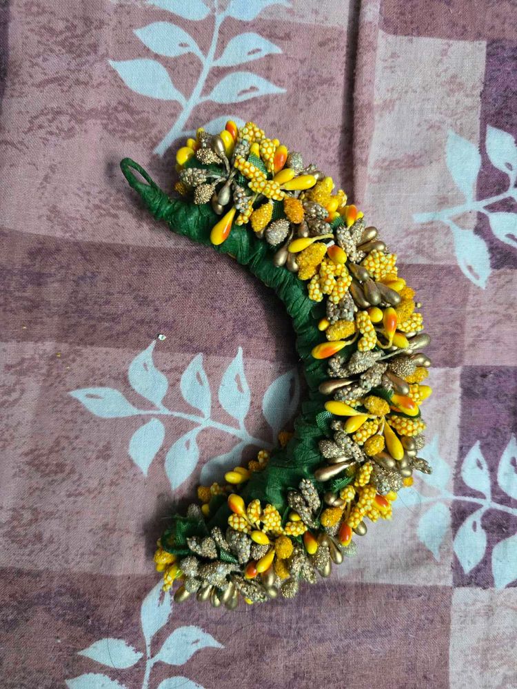 Decorative Floral Hair Accessory