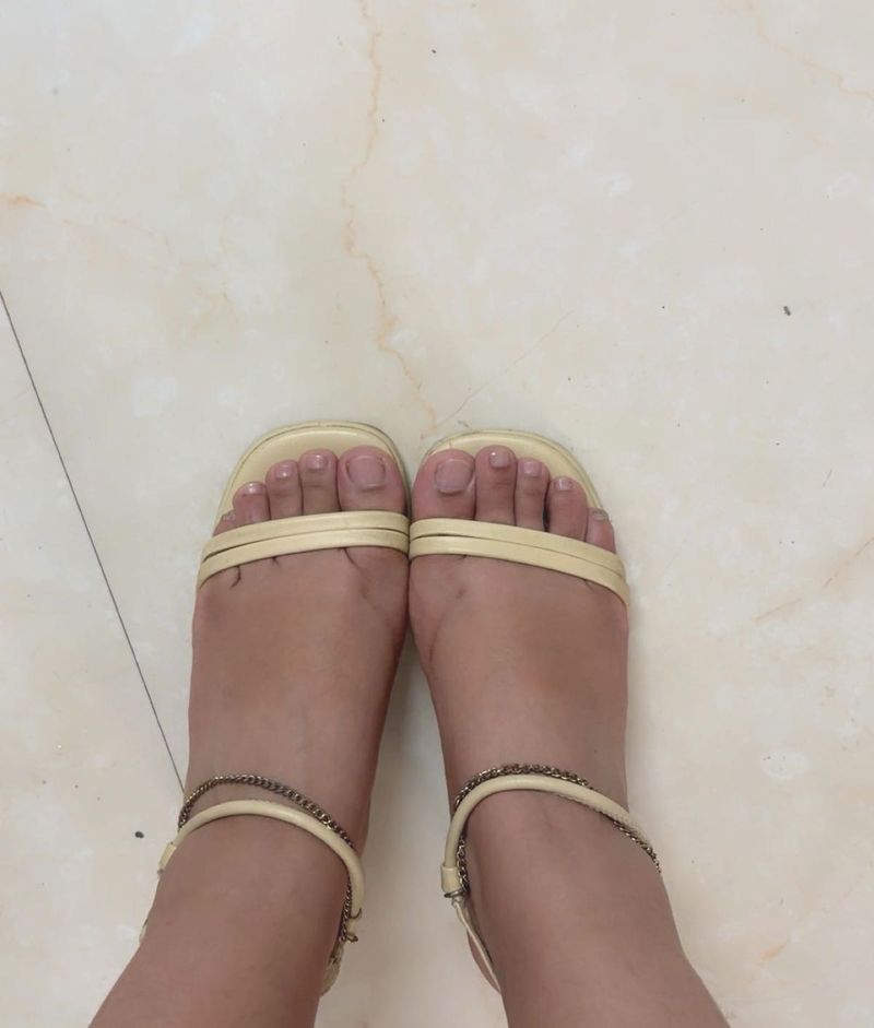 Stylish Strappy Flat Sandals