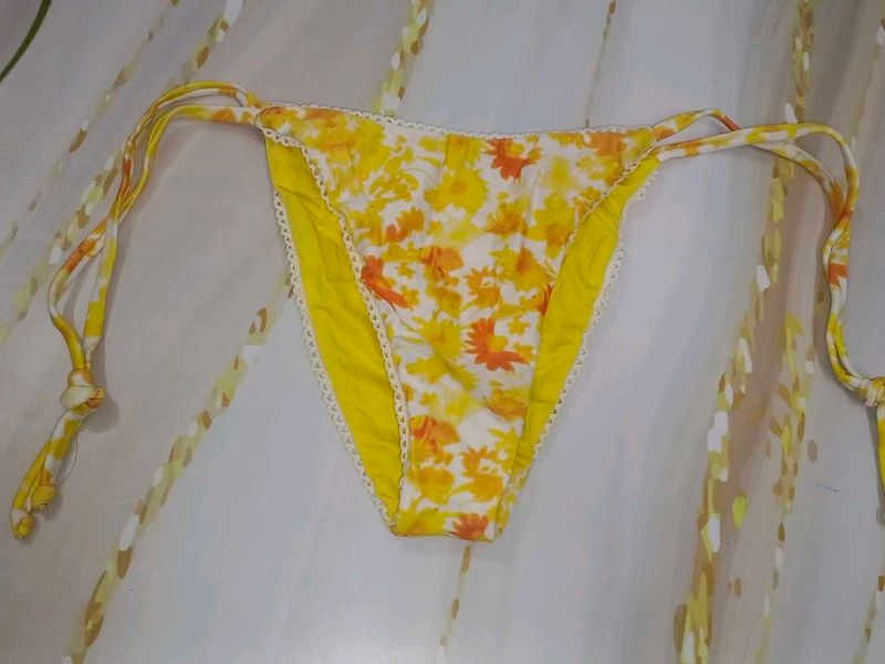 (100)Floral Print Bikini Top