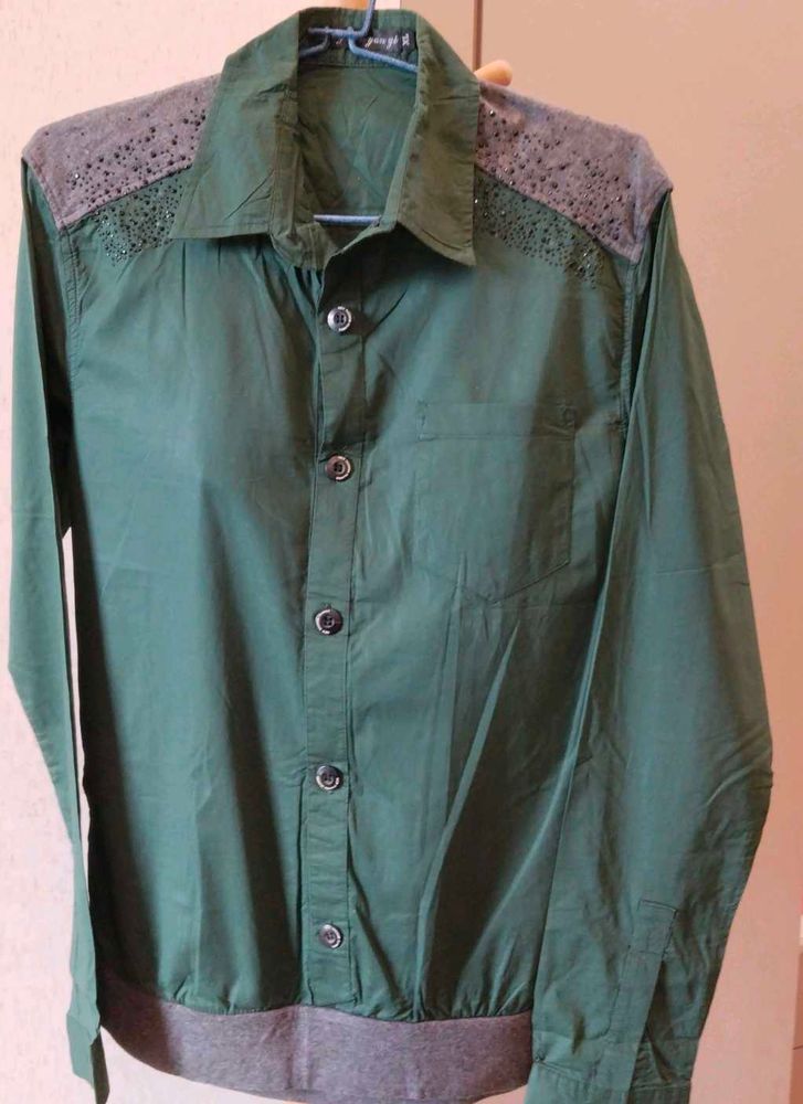 Stylish Men's Green Button-Up Shirt
