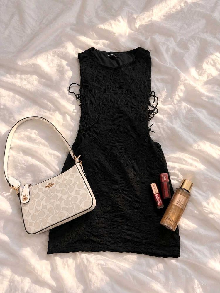 Chic Black Textured Sleeveless Top
