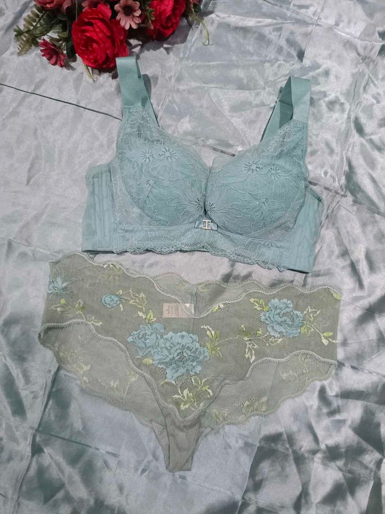 Lace Bra &amp; Panty Set