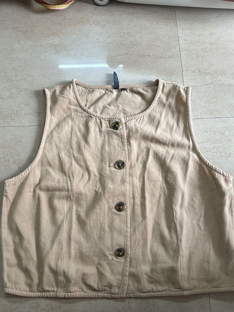 Lightweight Sleeveless Button-Up Top