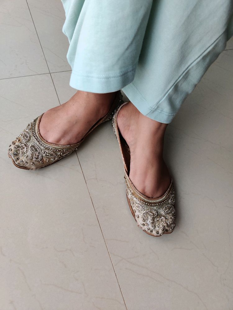 Off white Women Jutti