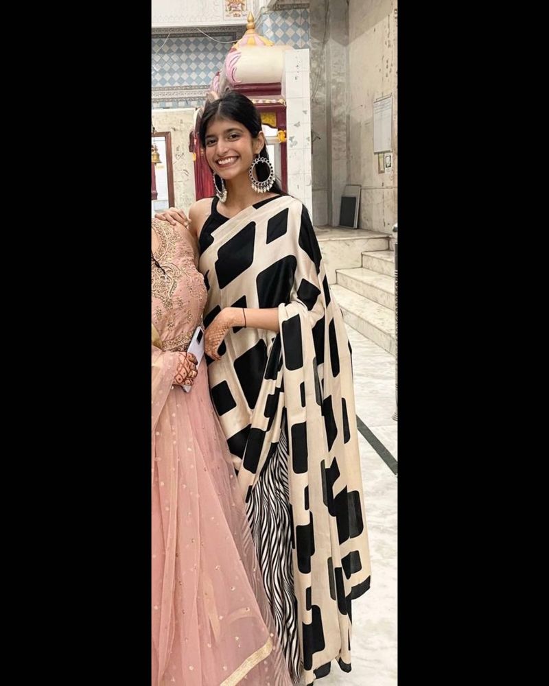 Stylish Geometric Print Saree