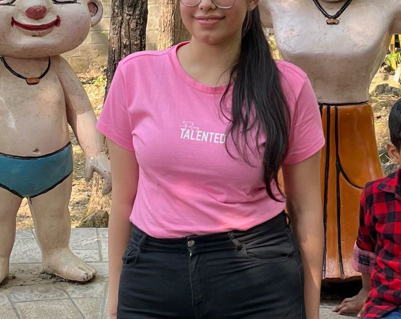 pink tshirt