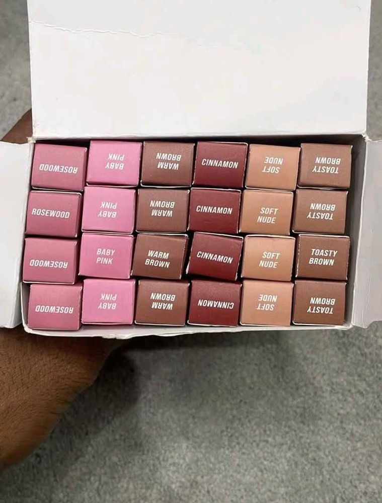 Huda Beauty Lip Contour