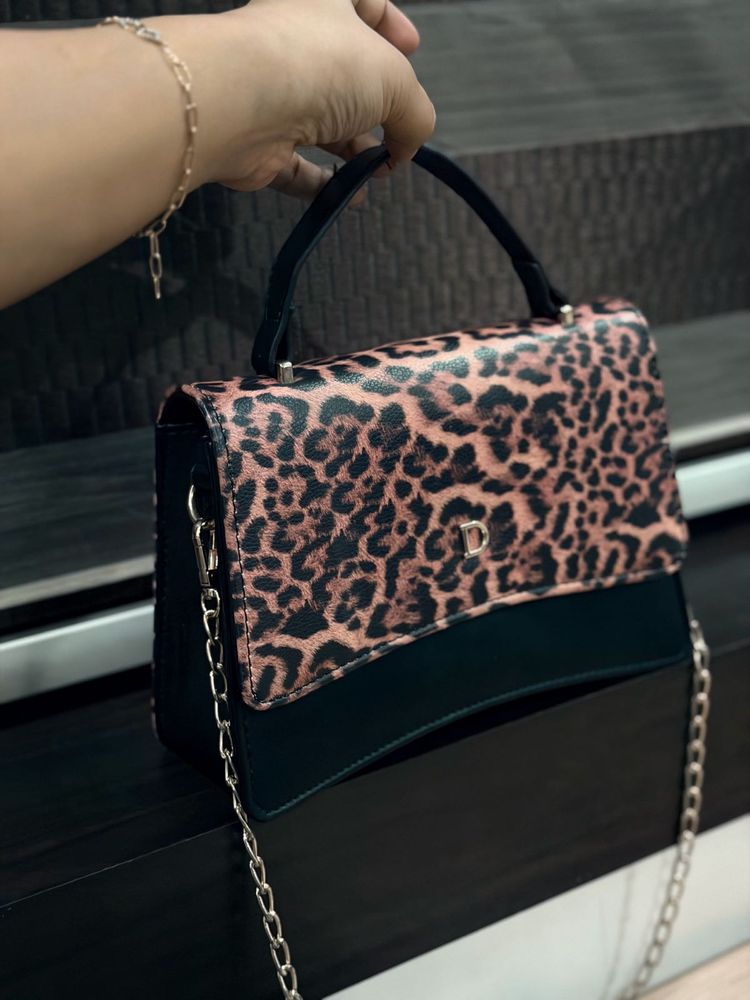 Chic Leopard Print Handbag