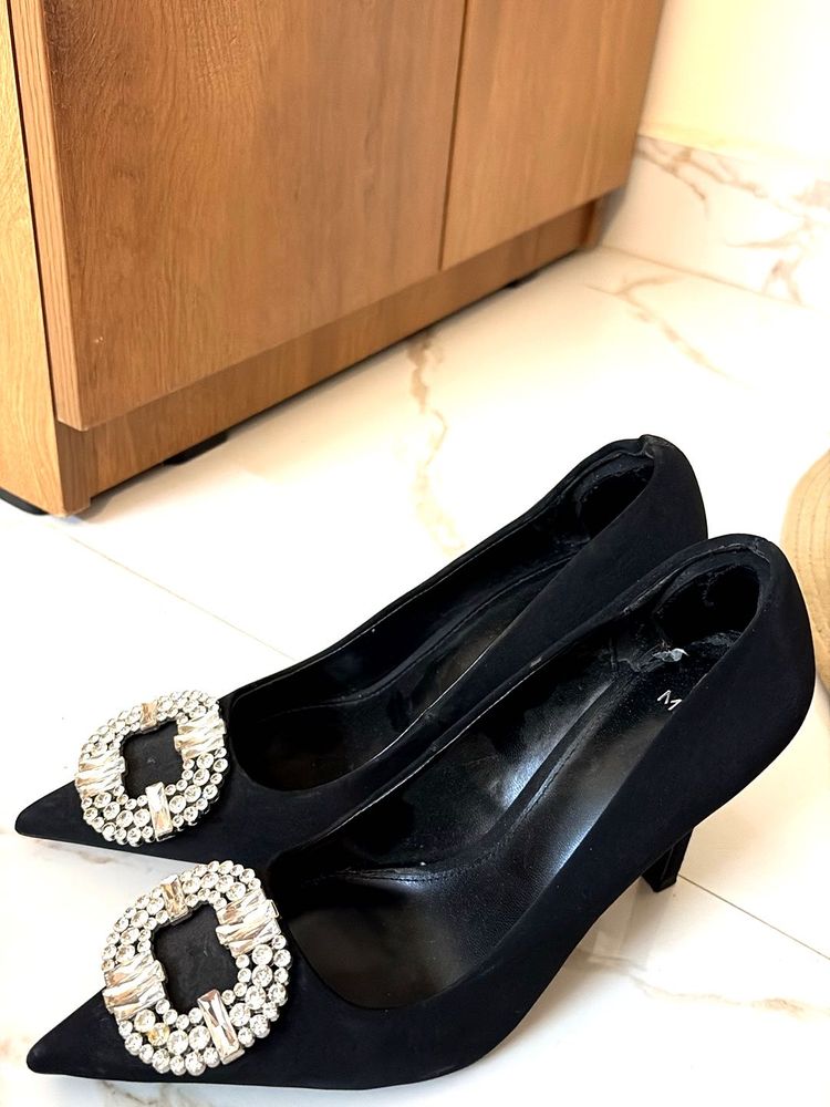 Elegant Black Heels with Embellished Buckle