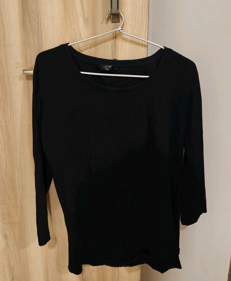 Black quarter sleeve tshirt