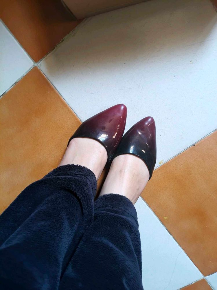 Classy cherry red heels 🍒