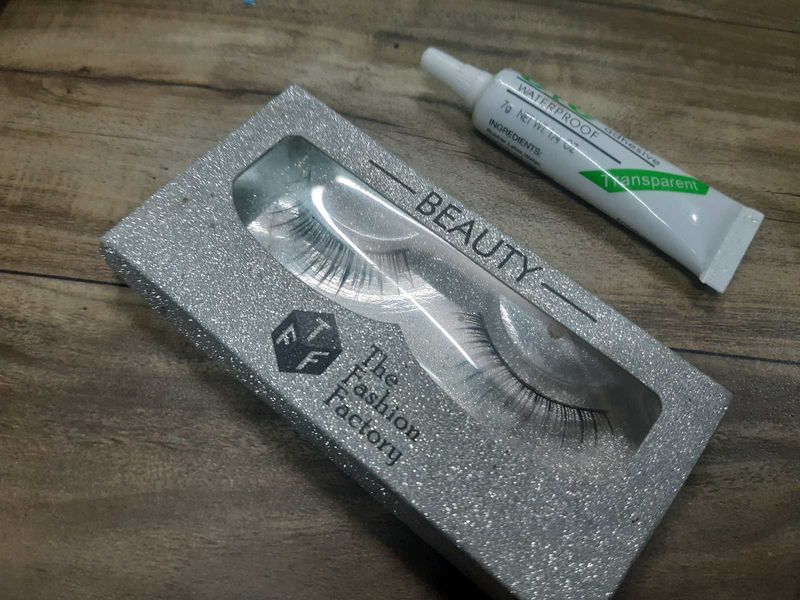 eye lashes 😍 with glue