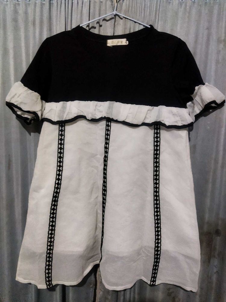 Chic Black &amp; White Ruffle Top