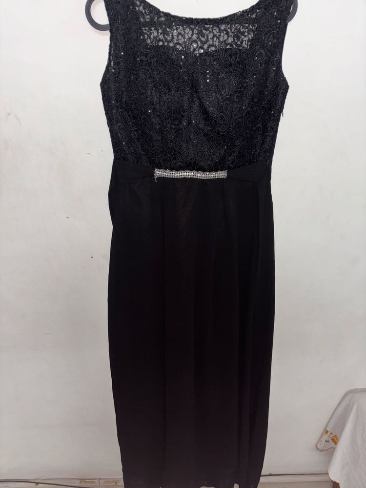 Elegant Black Lace Dress with Embellished Waist
