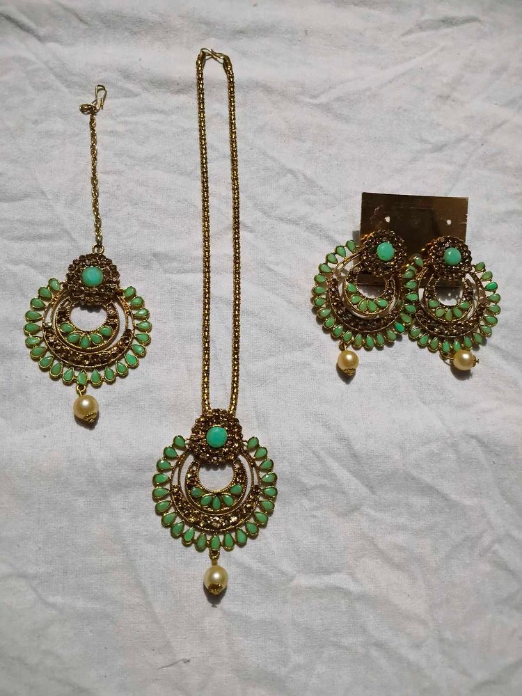 Elegant Green Stone Jewellery Set
