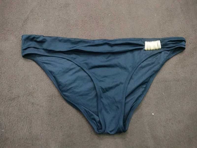 Navy bikini bottom🤎 with detail