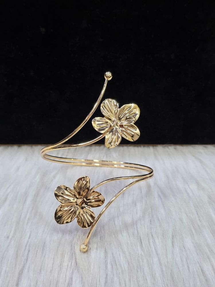 Elegant Gold Flower Armlet