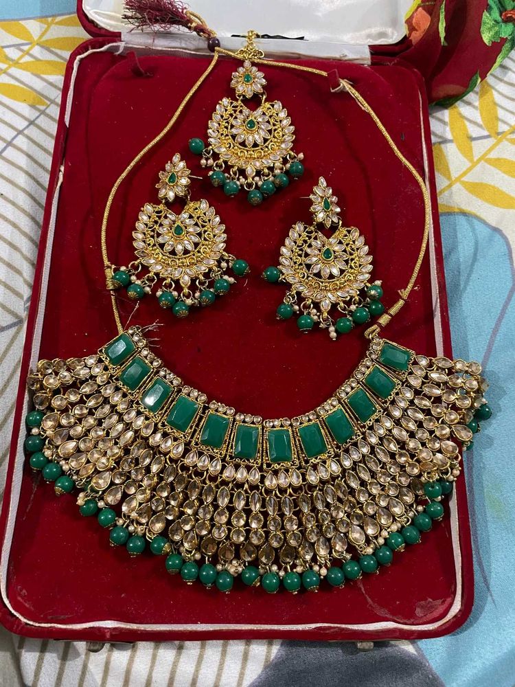 Exquisite Emerald and Gold Indian Jewelry Set