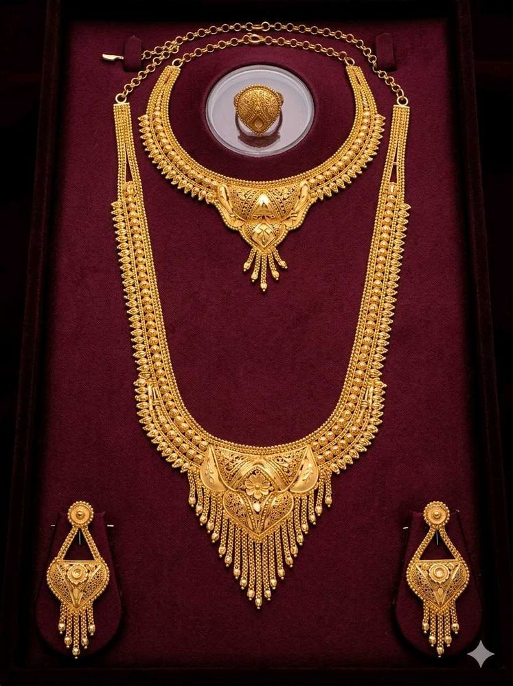 Exquisite Gold Jewellery Set