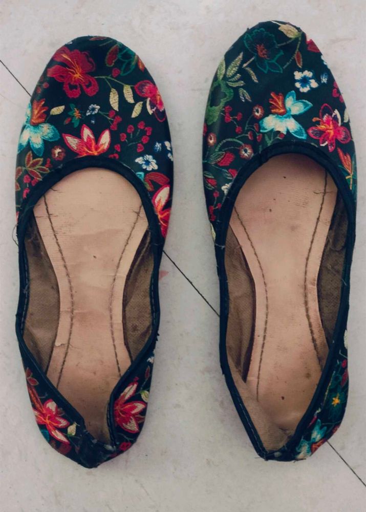 Floral Printed Juttis