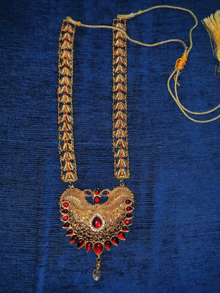 Exquisite Gold-Tone Necklace with Red Stones
