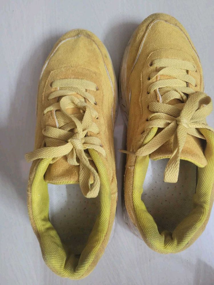 woman sports shoes