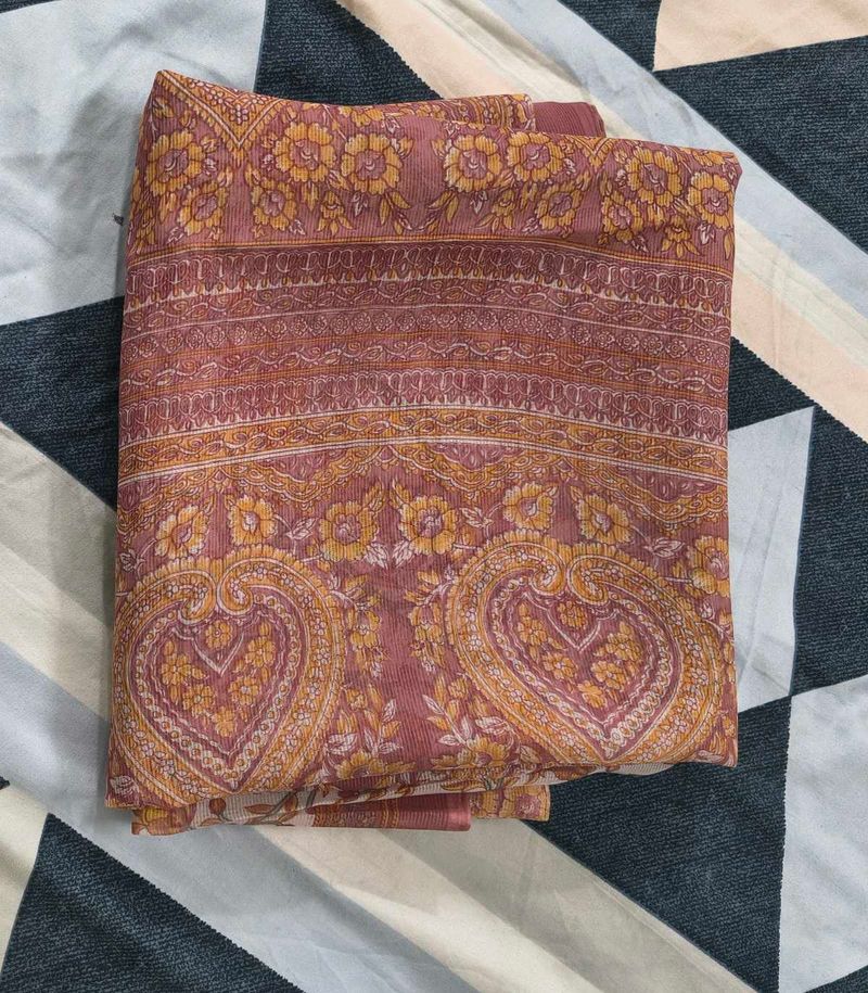 Freebies❤️With Elegant Printed Saree
