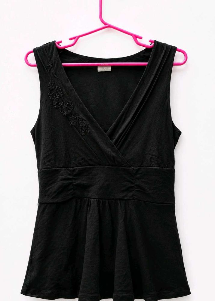 Chic Black Sleeveless V-Neck Top