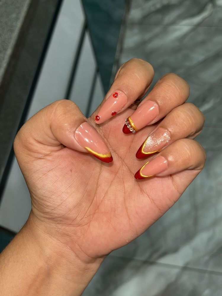 Stunning Almond Shaped Press-On Nails 12 tips