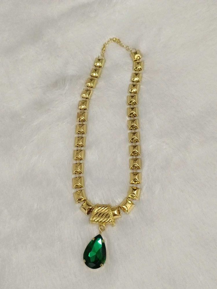 Elegant Gold Necklace with Emerald Pendant