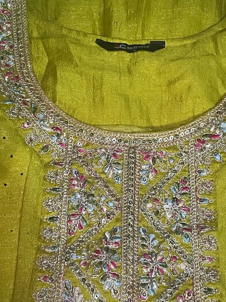 Embellished Kurta with Intricate Embroidery