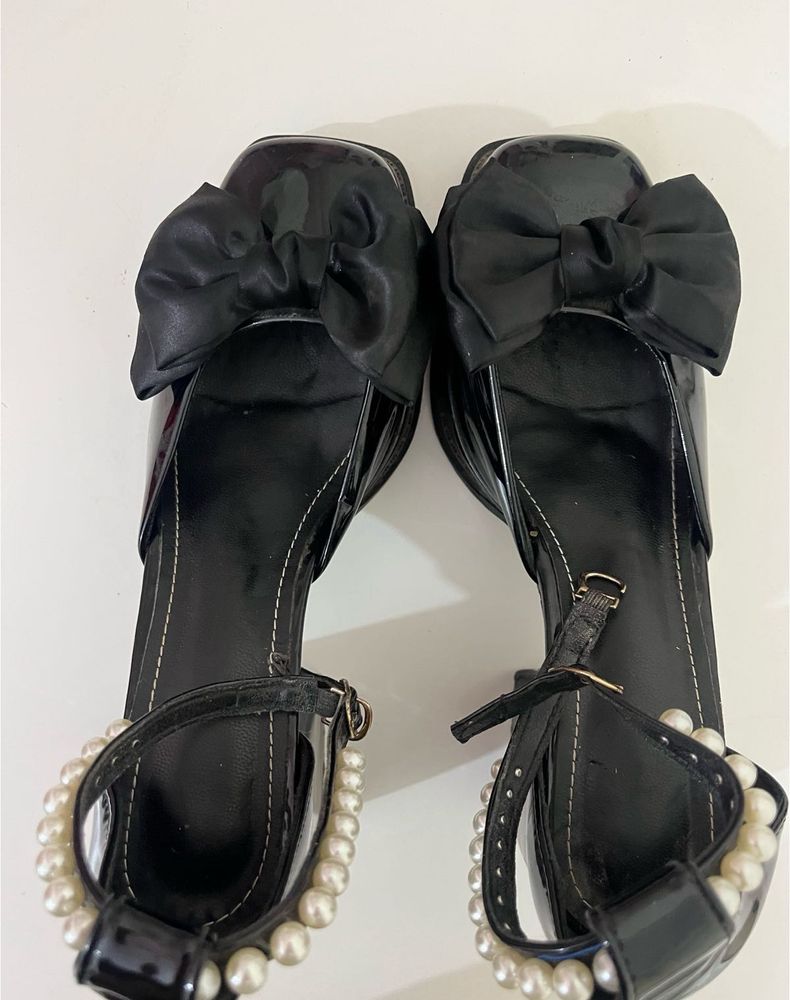 Elegant Black Bow &amp; Pearl Heels