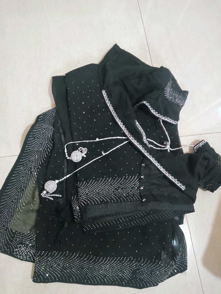 New Trending Saree With Designer Blouse