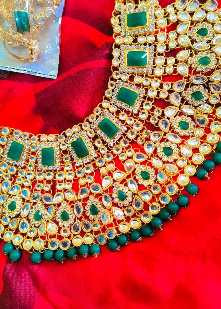 Exquisite Kundan &amp; Emerald Necklace Set