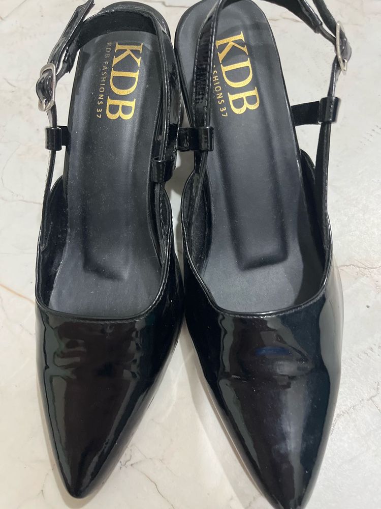 Chic Black Slingback Heels