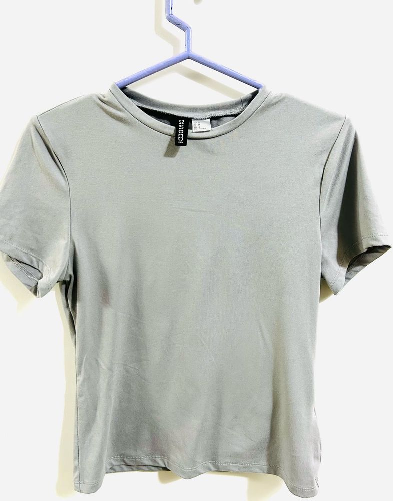 H&amp;M Fitted Gray T-Shirt