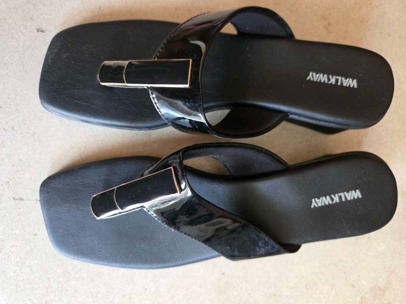 Stylish Black Flip Flops with Buckle Detail