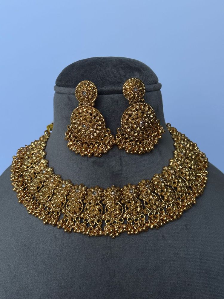 Exquisite Gold-Tone Necklace &amp; Earring Set