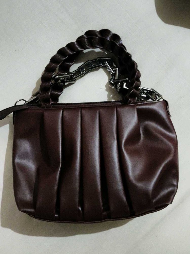 Chic Pleated Handbag with Chain Strap