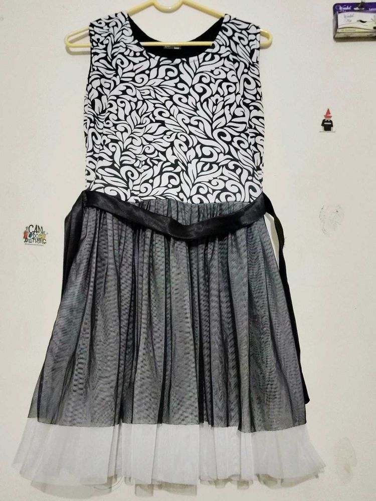 Chic Black &amp; White Floral Dress