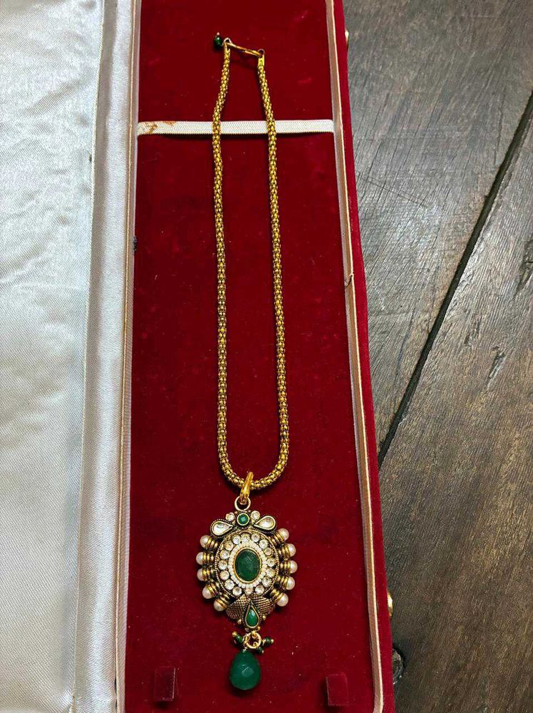 Elegant Emerald &amp; Pearl Pendant Necklace