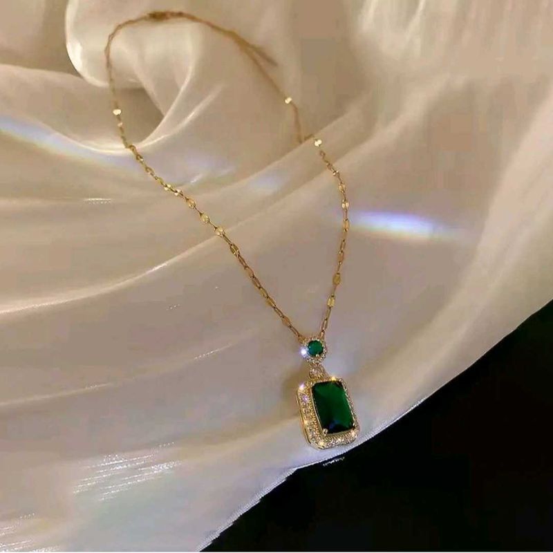 New Emerald Green Pendant Necklace