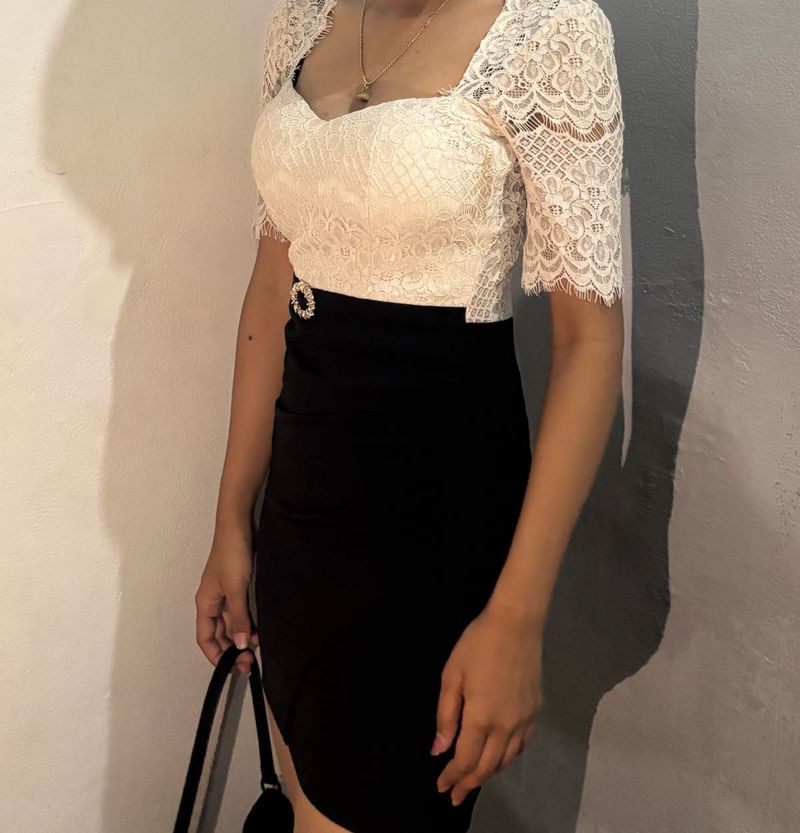 Chic Lace &amp; Black Bodycon Dress