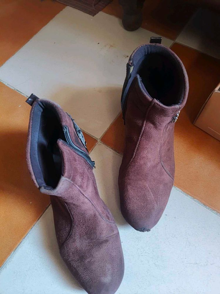Suede Ankle Boots 👢