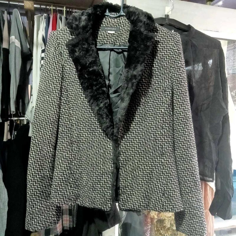 Chic Textured Blazer with Fur Collar