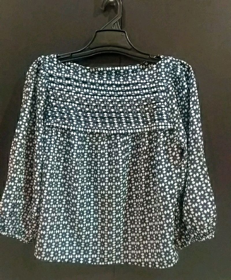 Chic Black &amp; White Geometric Print Blouse