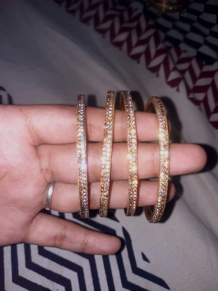 Sparkling Set of 4 Bangles