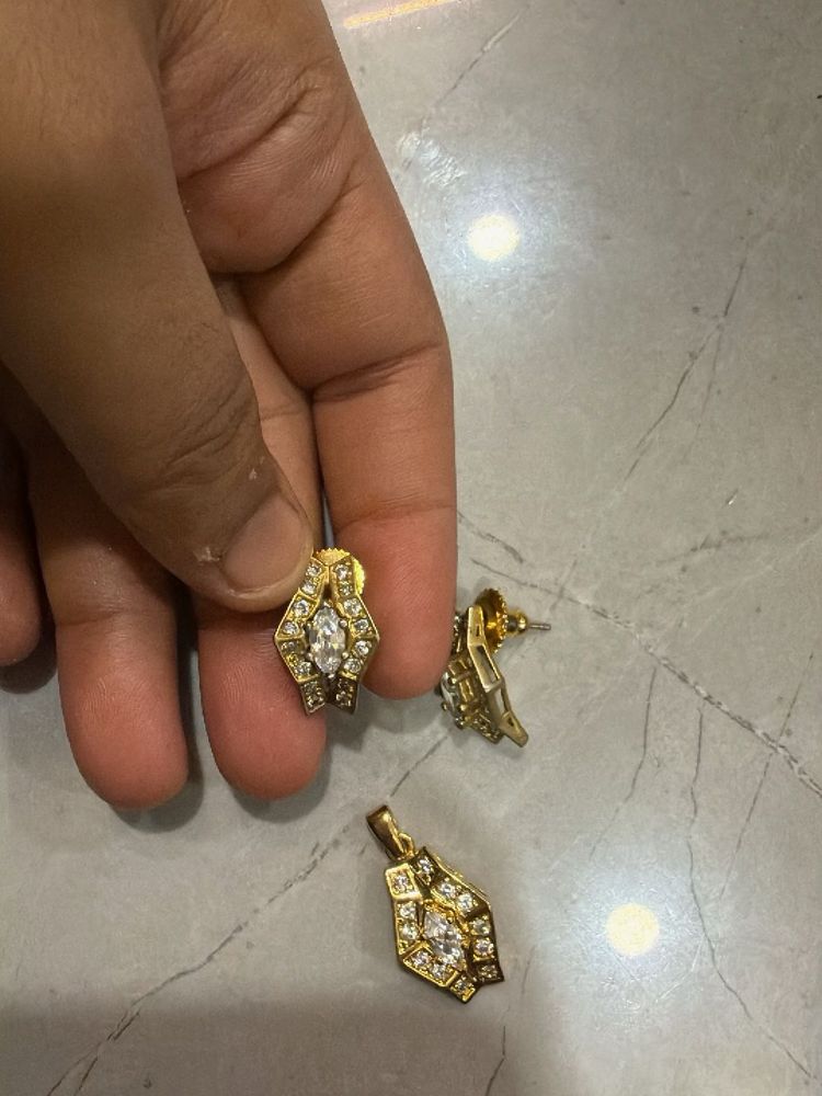 Elegant Gold Tone Jewelry Set with Crystals