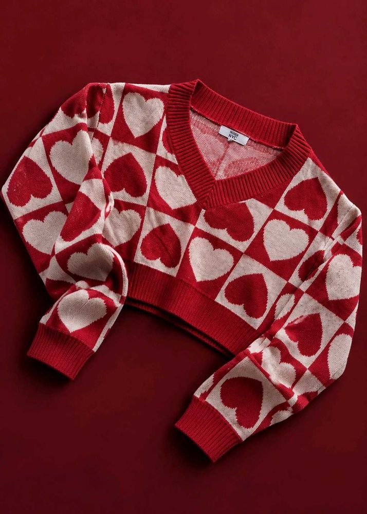 RED &amp; IVORY HEART PRINT CROPPED V-NECK SWEATER