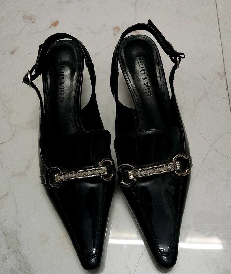 Elegant kitten heels 👠